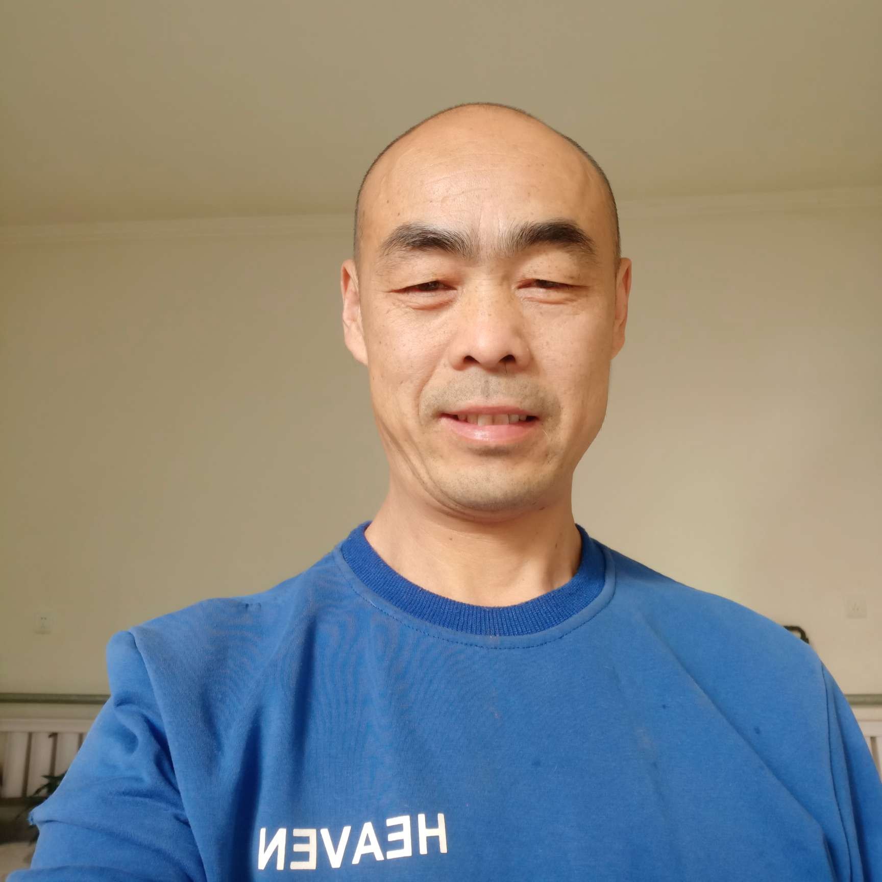 脚下的鞋子的照片