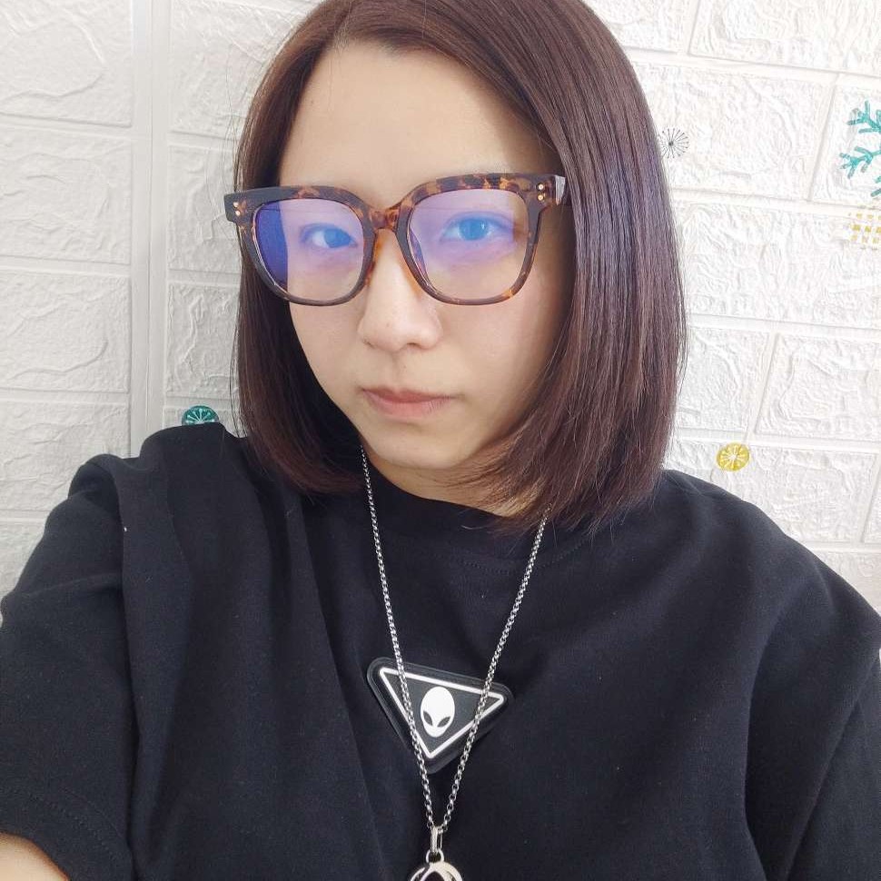 生动吃醋青花的照片