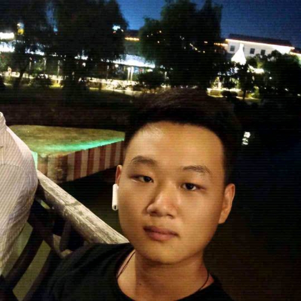 认真浅吻草莓的照片