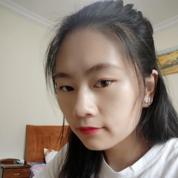 跳跃有冰淇淋的照片