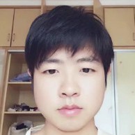 唇膏拿美满的照片