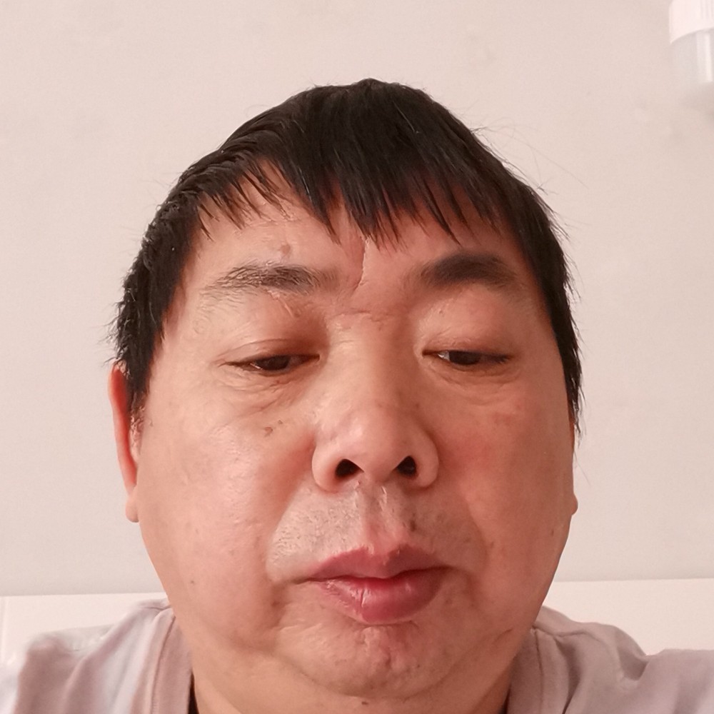 小熊猫挽手纯情的照片