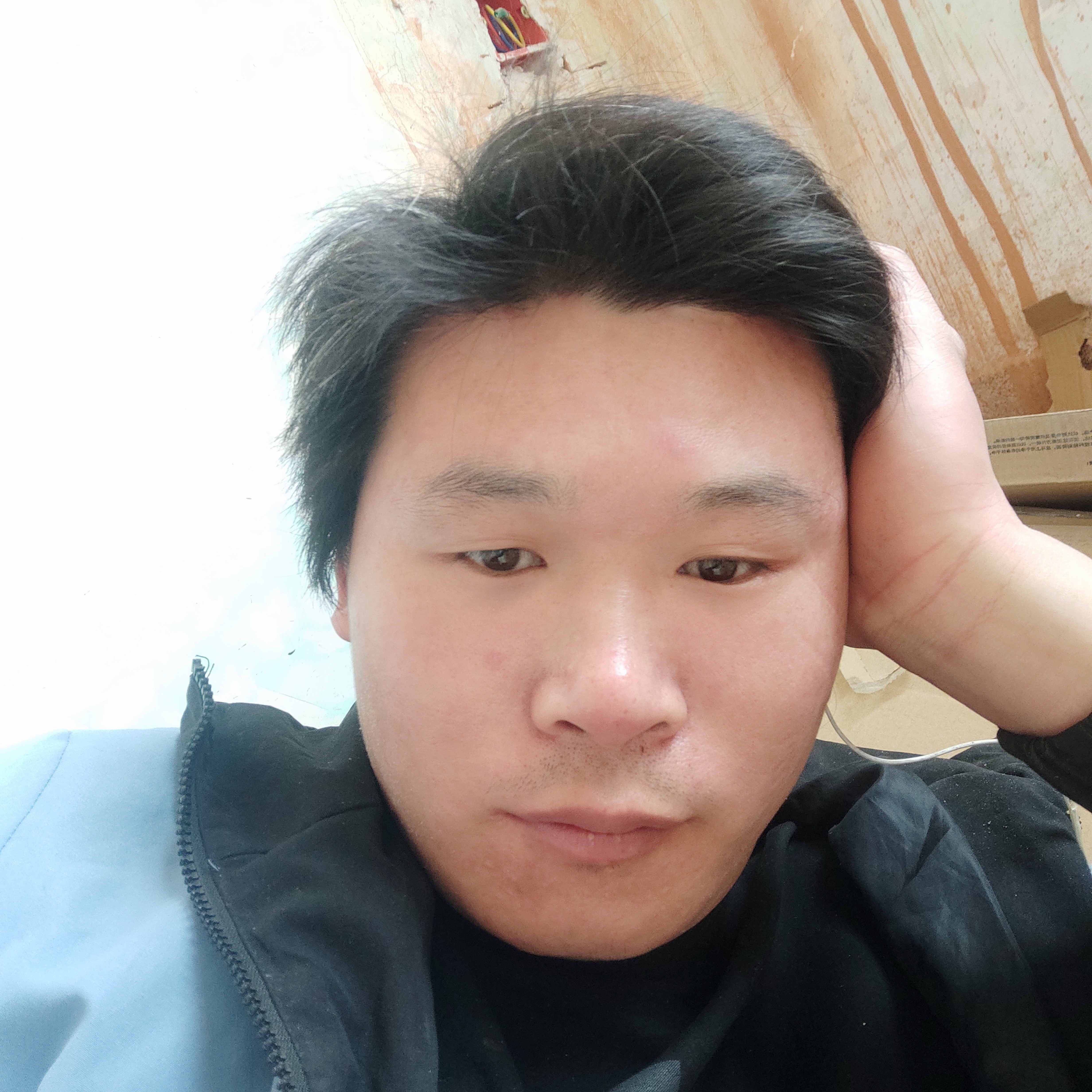 早晨浅吻欣喜的照片