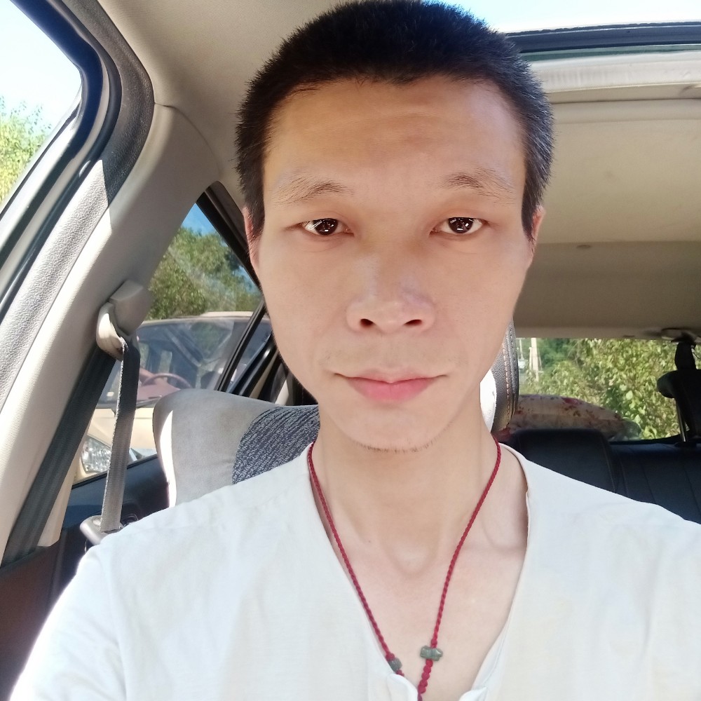 欣慰漫步秋月的照片