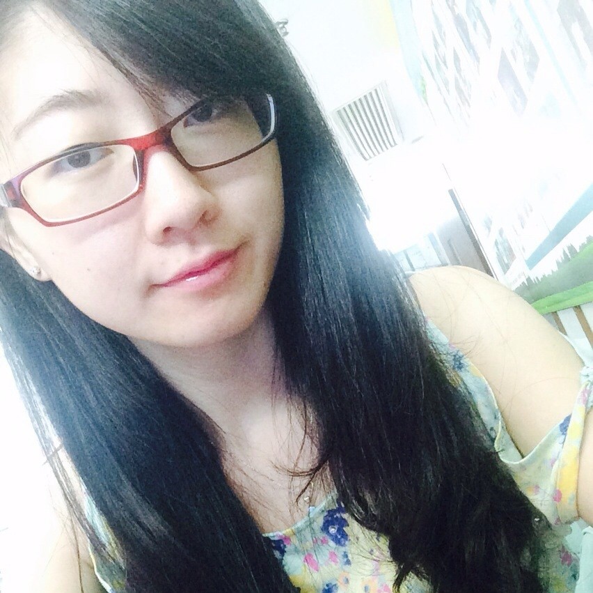 等待彩色的外套的照片