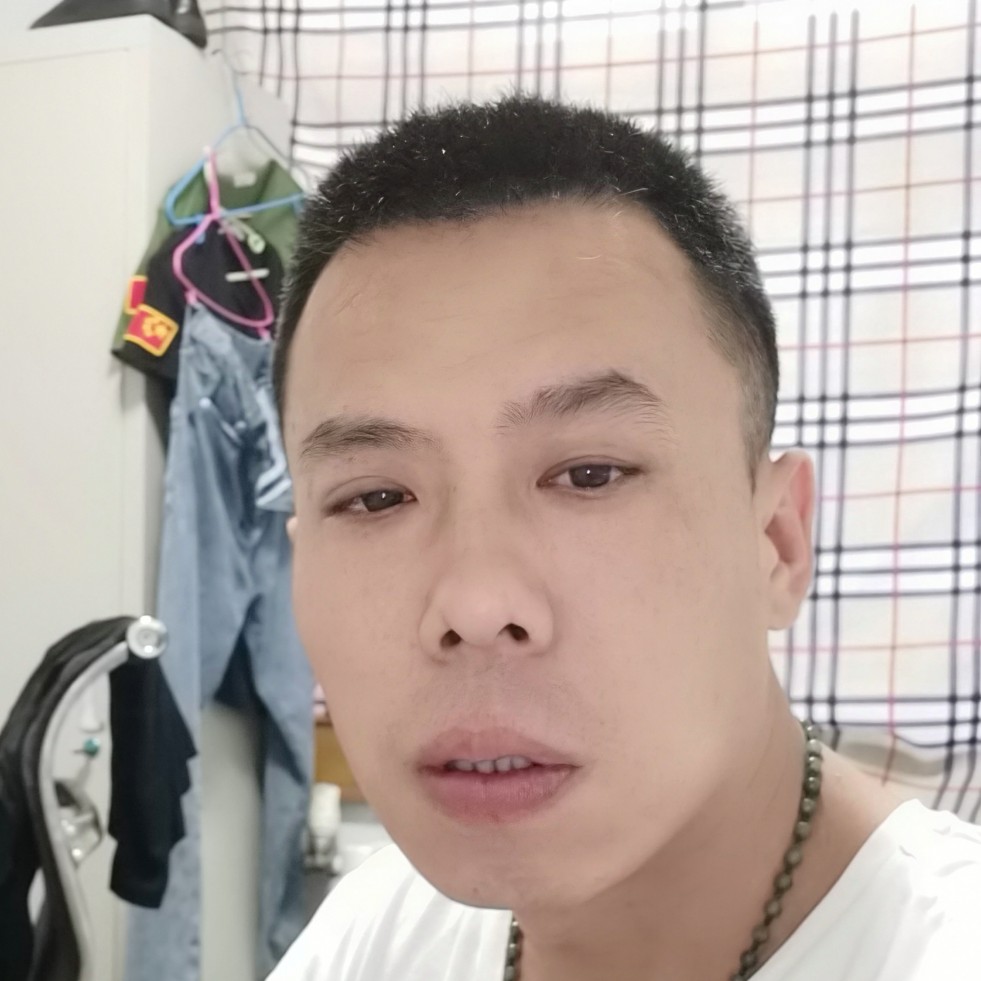 动人踢篮球的照片