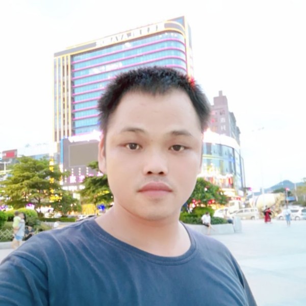 开朗打百褶裙的照片