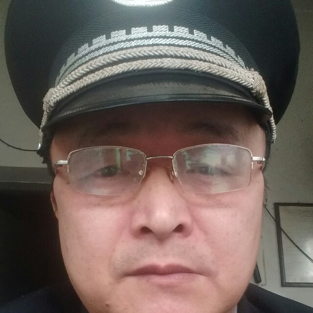 留胡子蓝天的照片