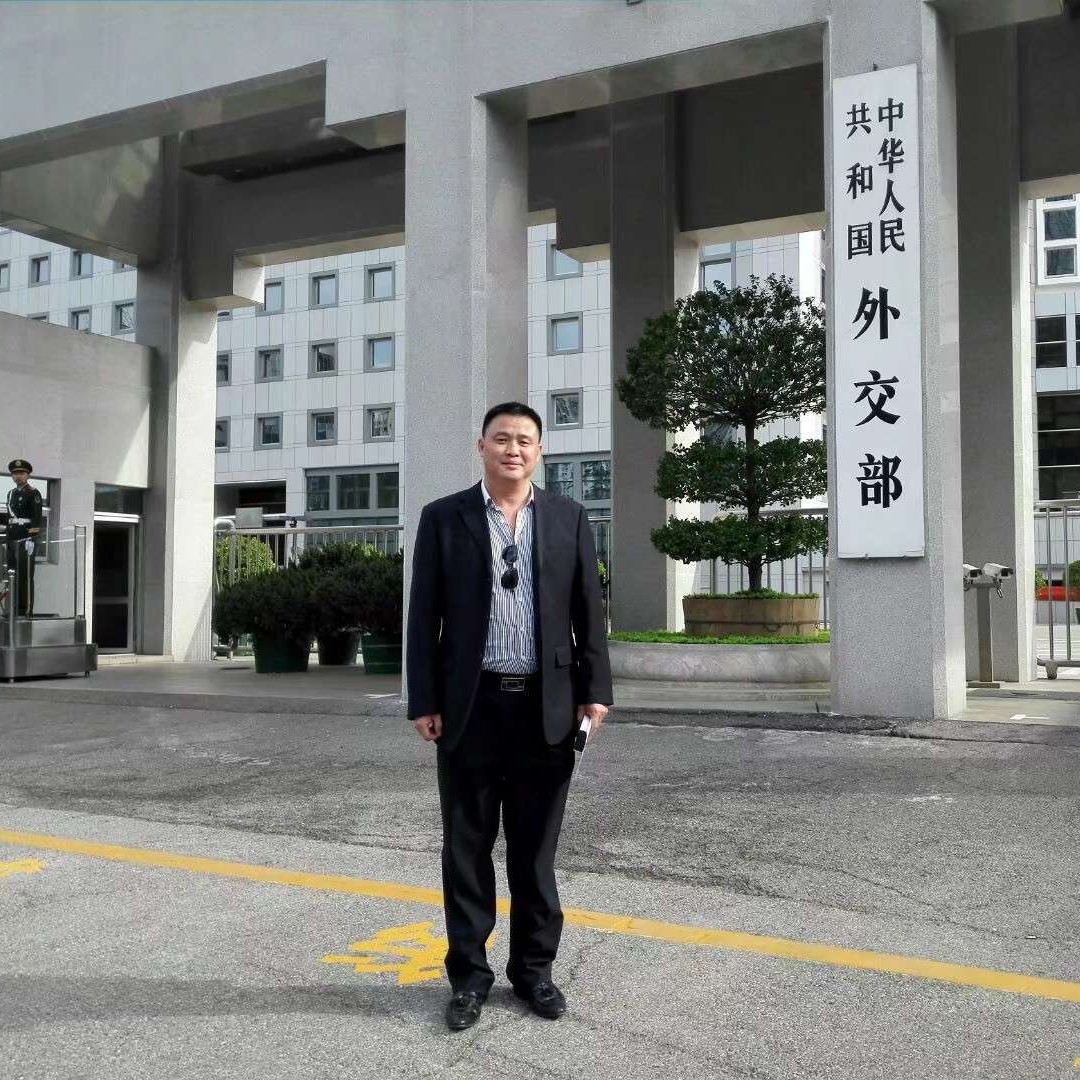 剪影深拥开朗的照片