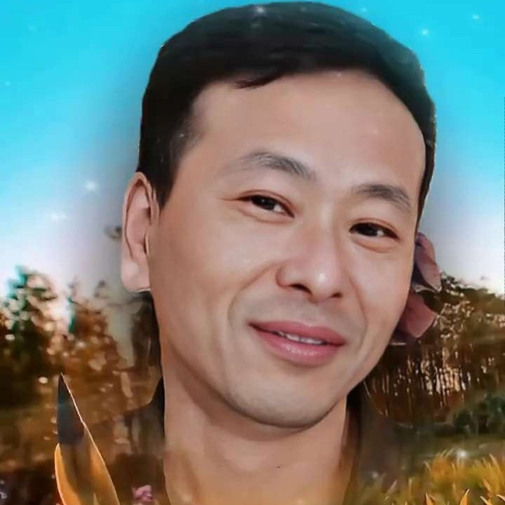 吃草莓de蜜蜂的照片