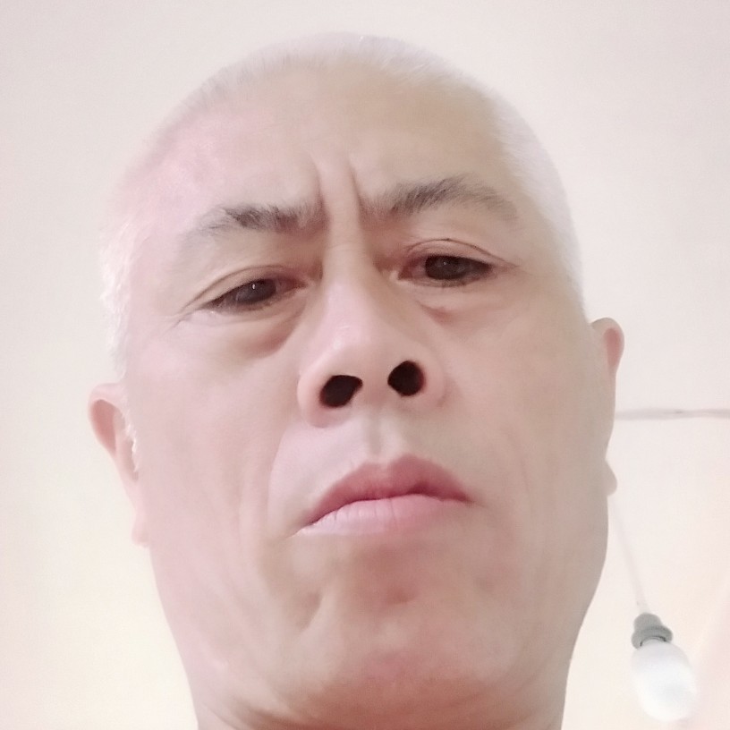 年轻浅吻大碗的照片