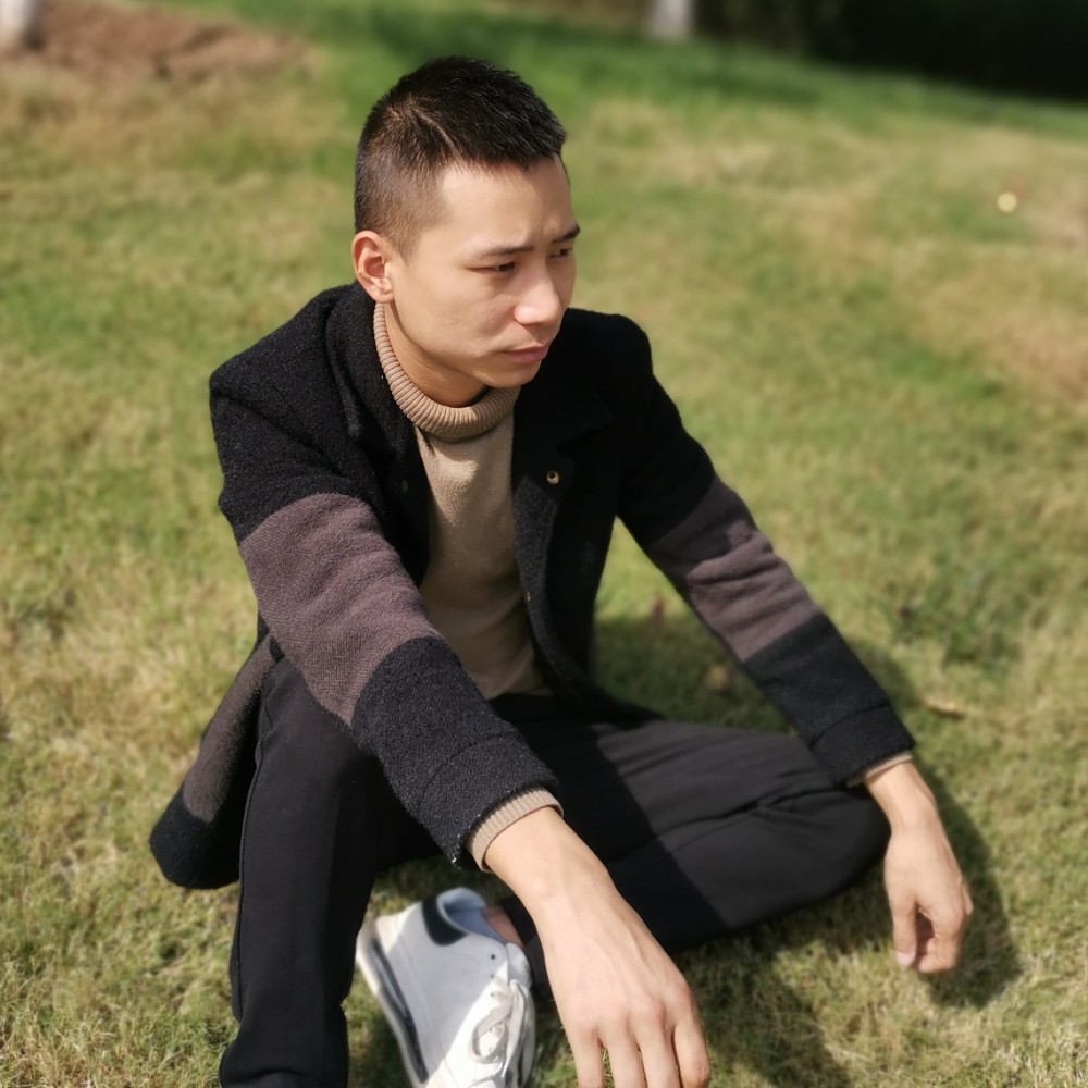 明媚挽手情话的照片