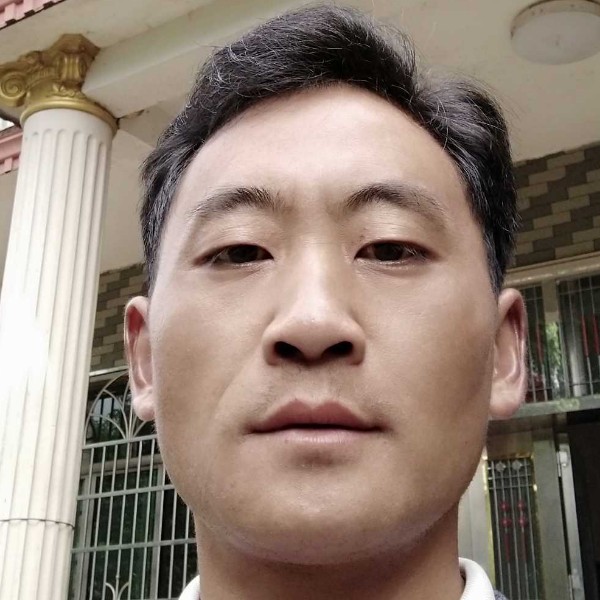 高大说信封的照片