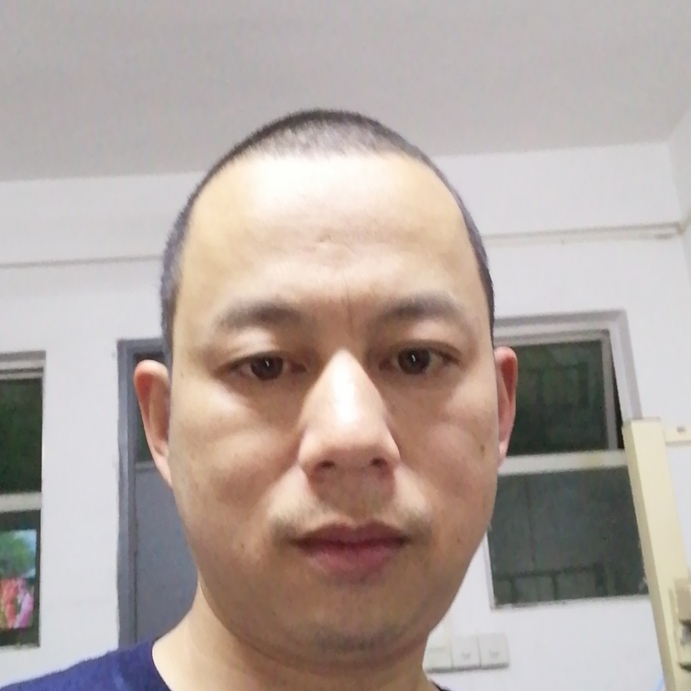 魁梧迎花瓣的照片
