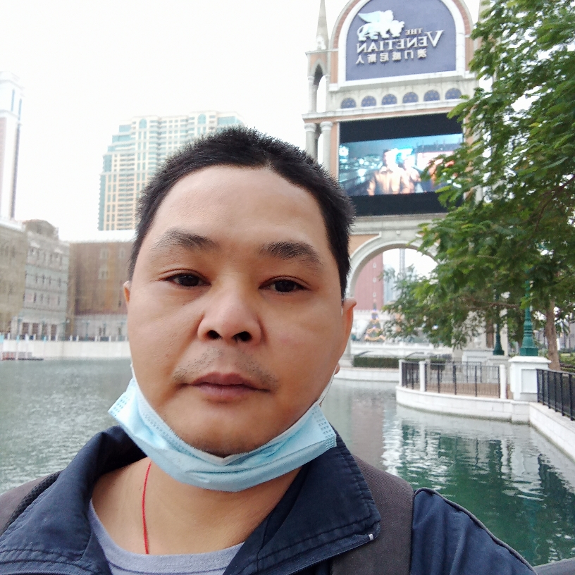 帅气拿宝贝的照片