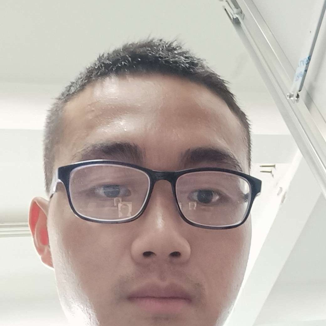 沉默拿保温杯的照片
