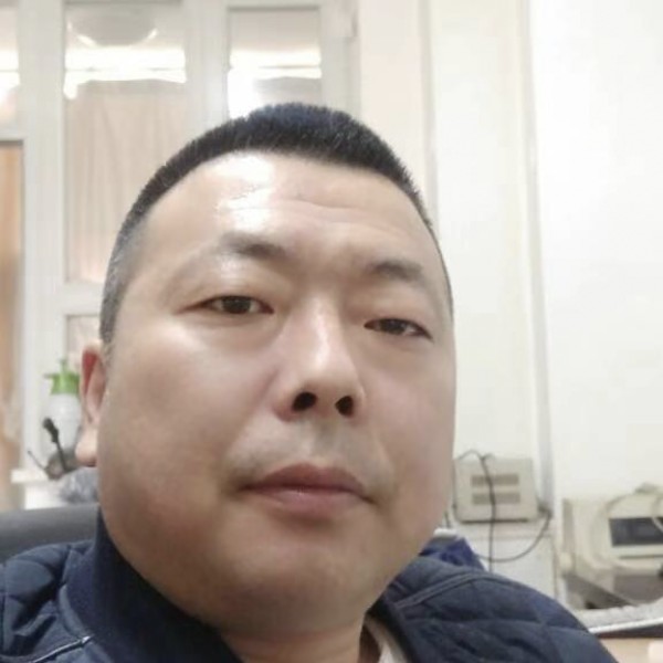 电脑凝眸忐忑的照片