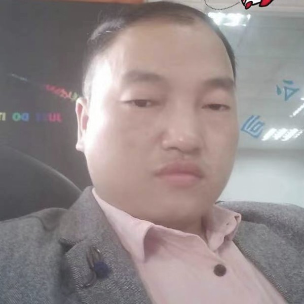 眯眯眼深拥玫瑰的照片