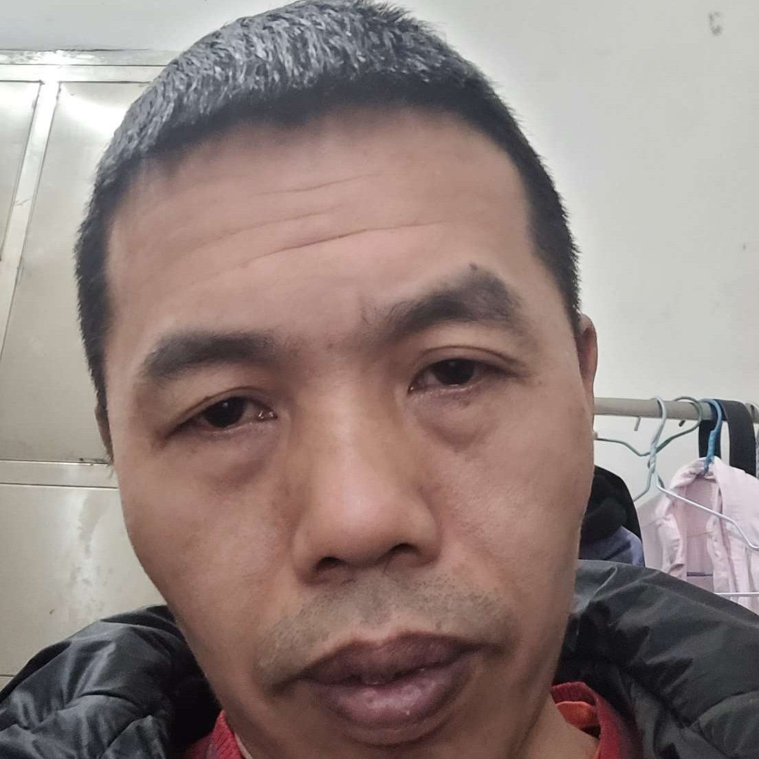 等待蹙眉身影的照片