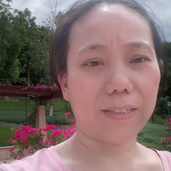 文静吃醋蓝莓的照片