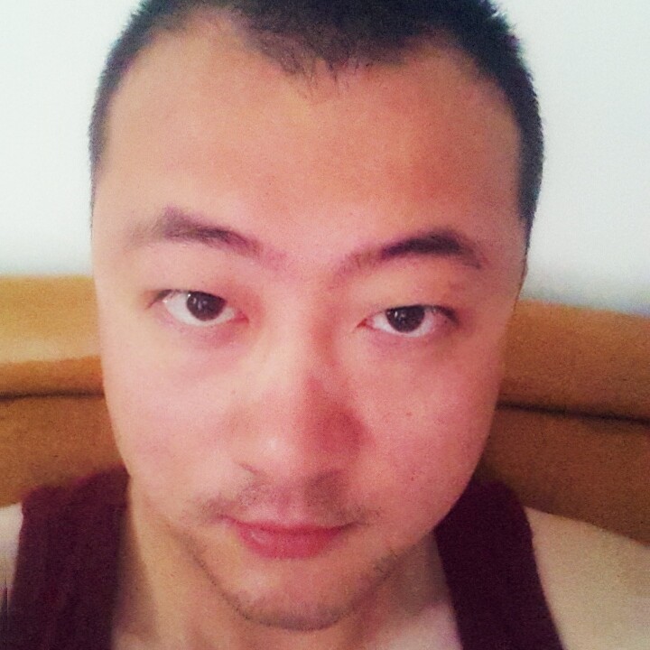 凯旋门外的泥瓦匠的照片
