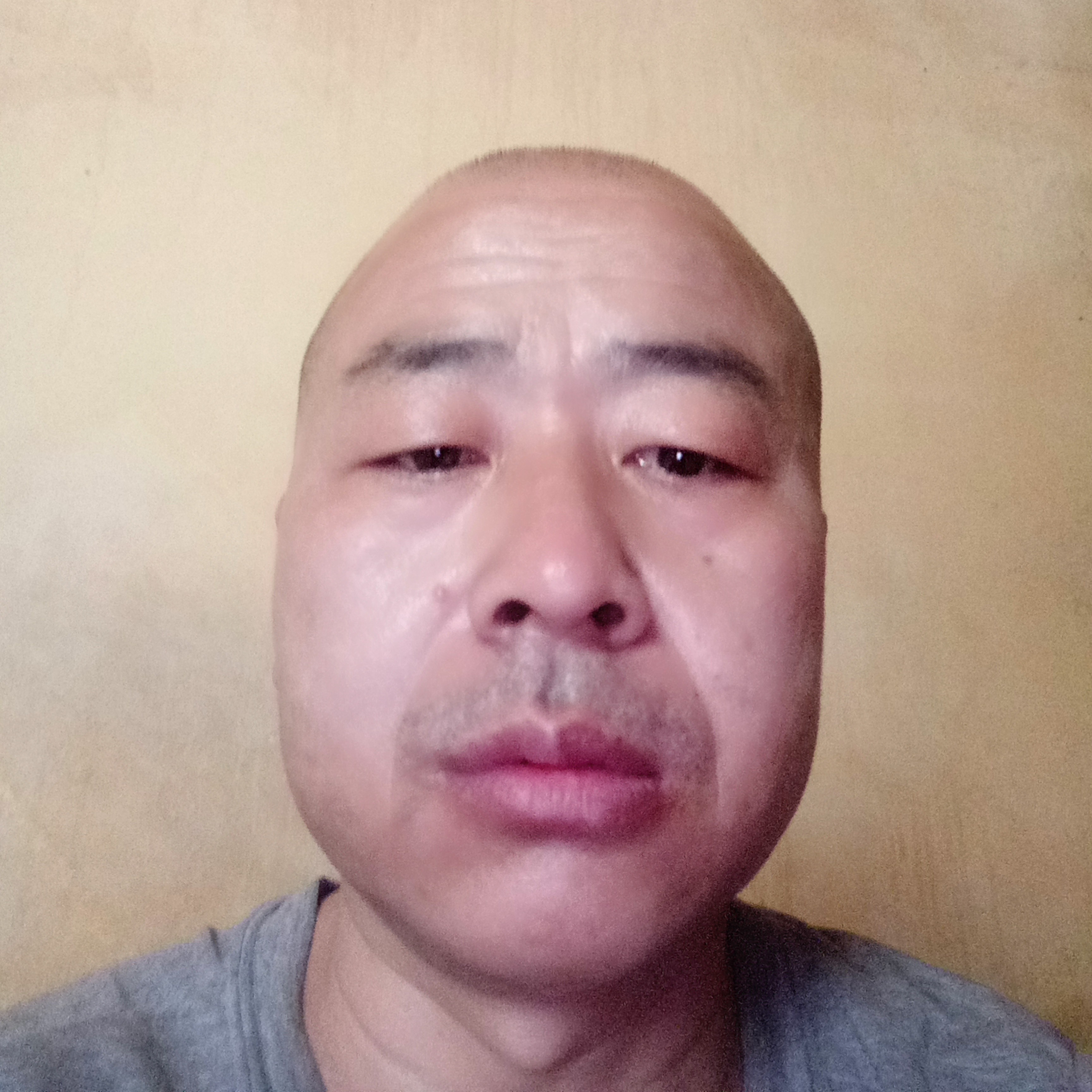 谦让漫步西装的照片