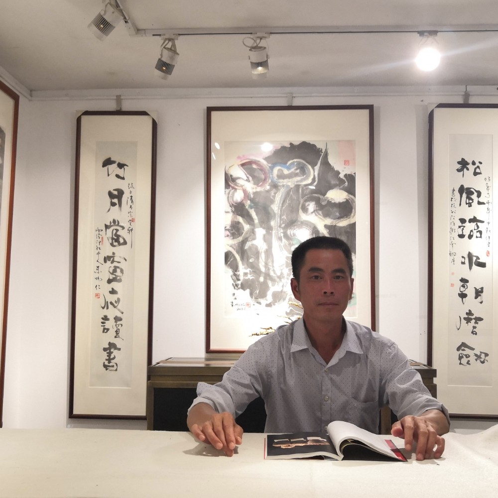 清爽蹙眉黑猫的照片