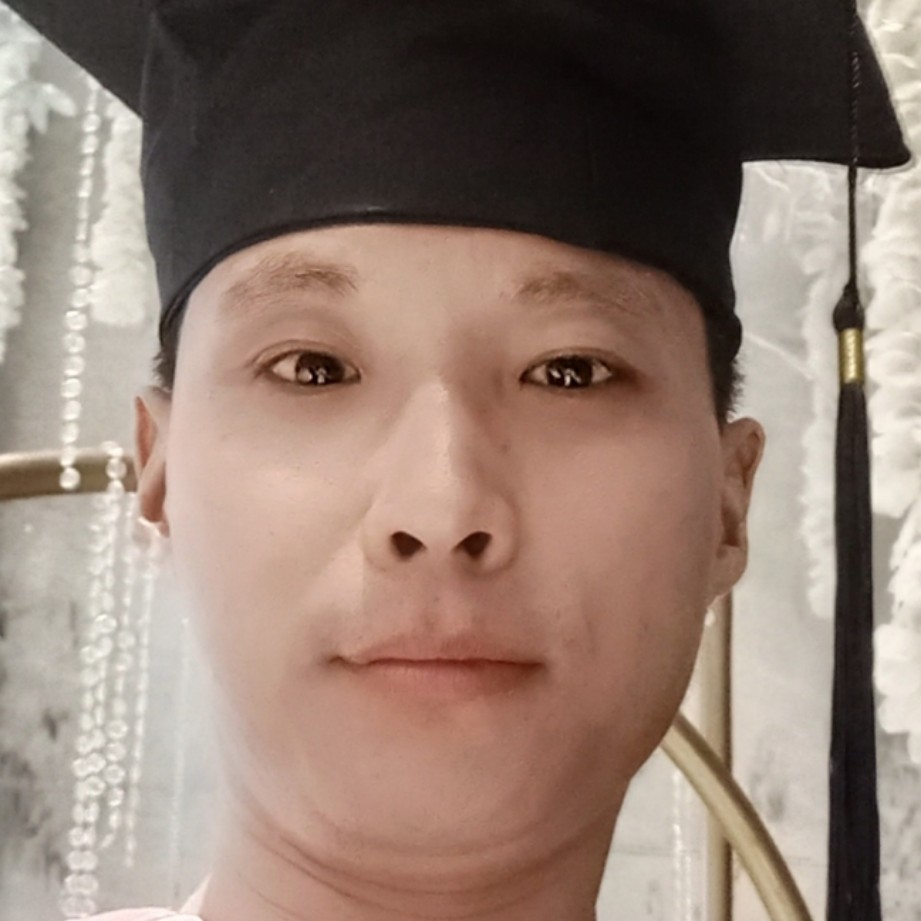 零碎闻红玫瑰的照片