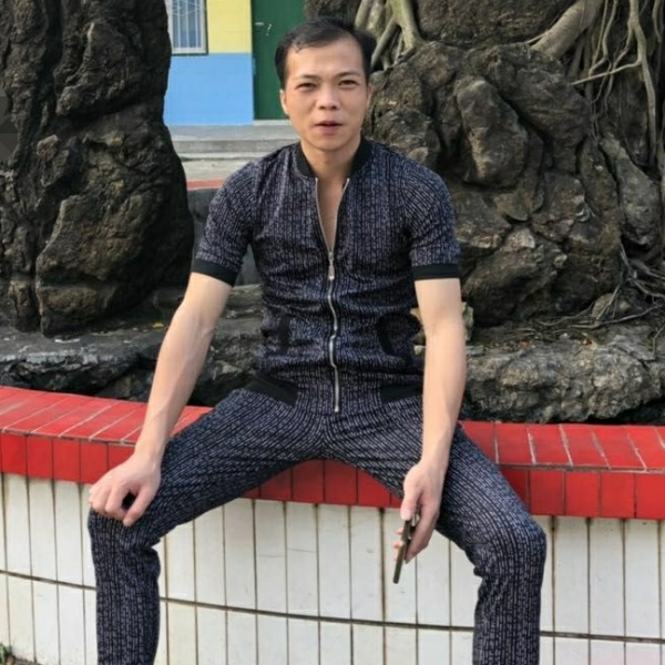 活力拿草丛的照片