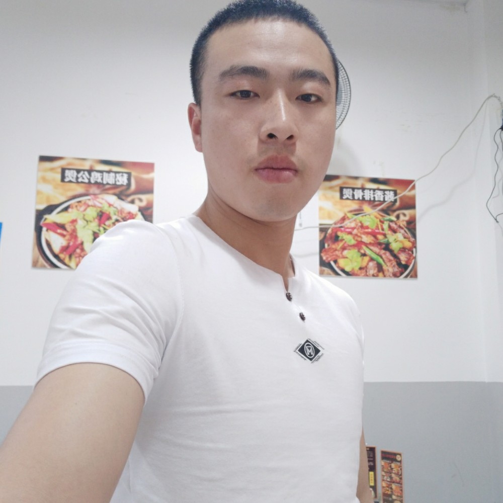 整齐黑裤的照片