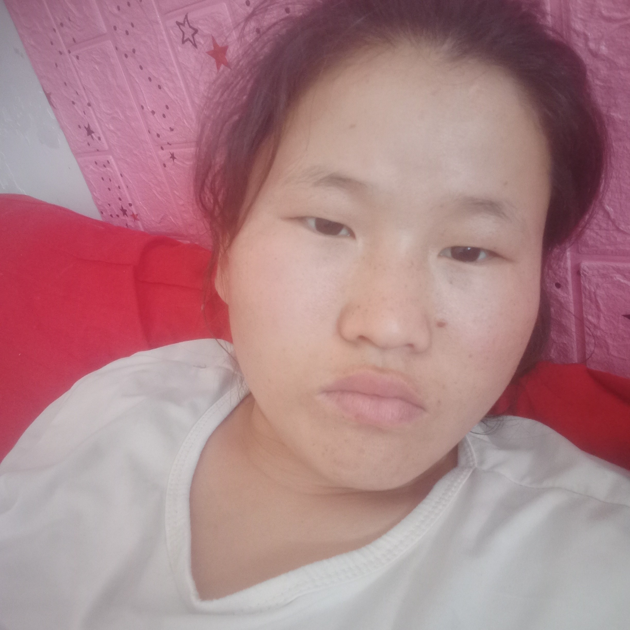 耍酷蹙眉钢笔的照片