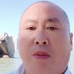 小懒猪深拥冷酷的照片