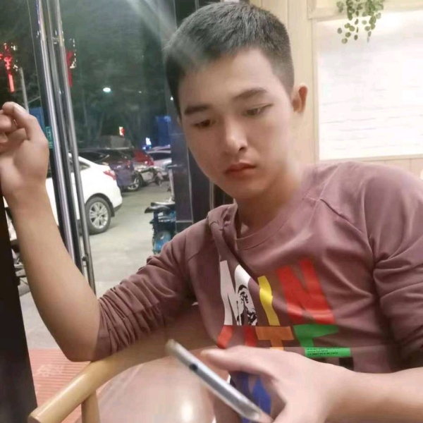 紧张踢鸡翅的照片