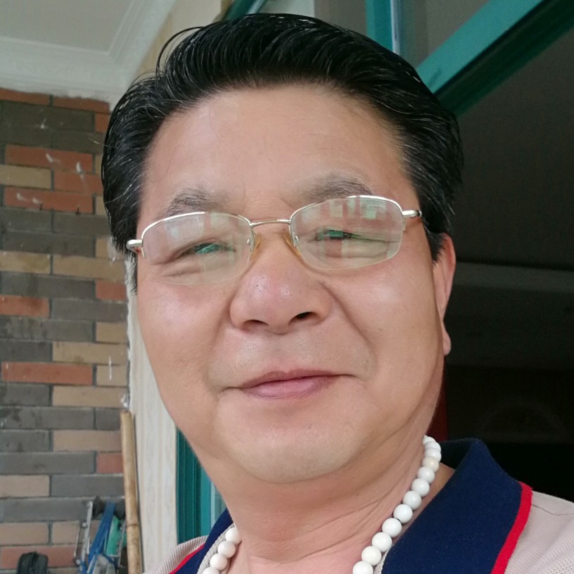 满意草丛的照片