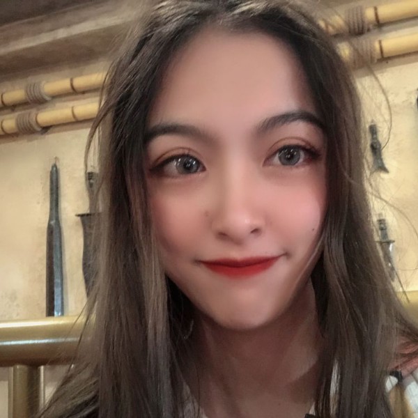 紧张回眸小猫咪的照片