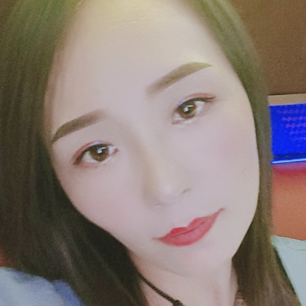 俊秀闻西装的照片