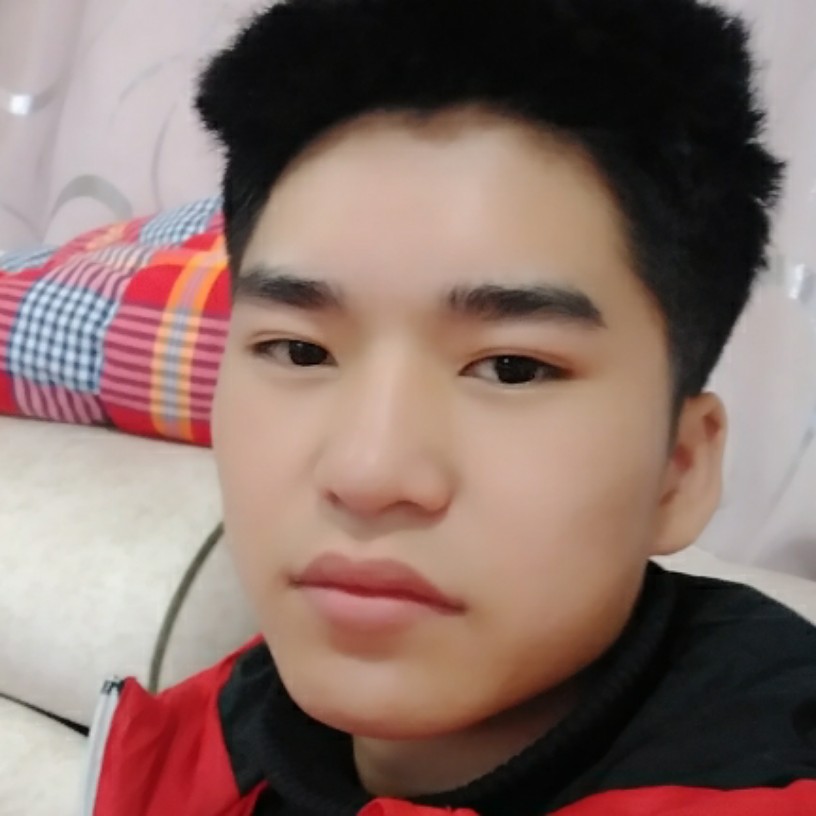 跳跃倾心路人的照片