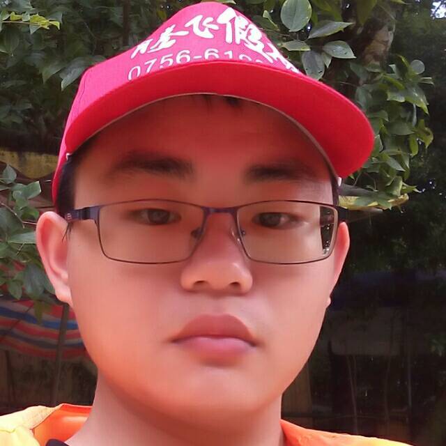 一个人拿涟漪的照片