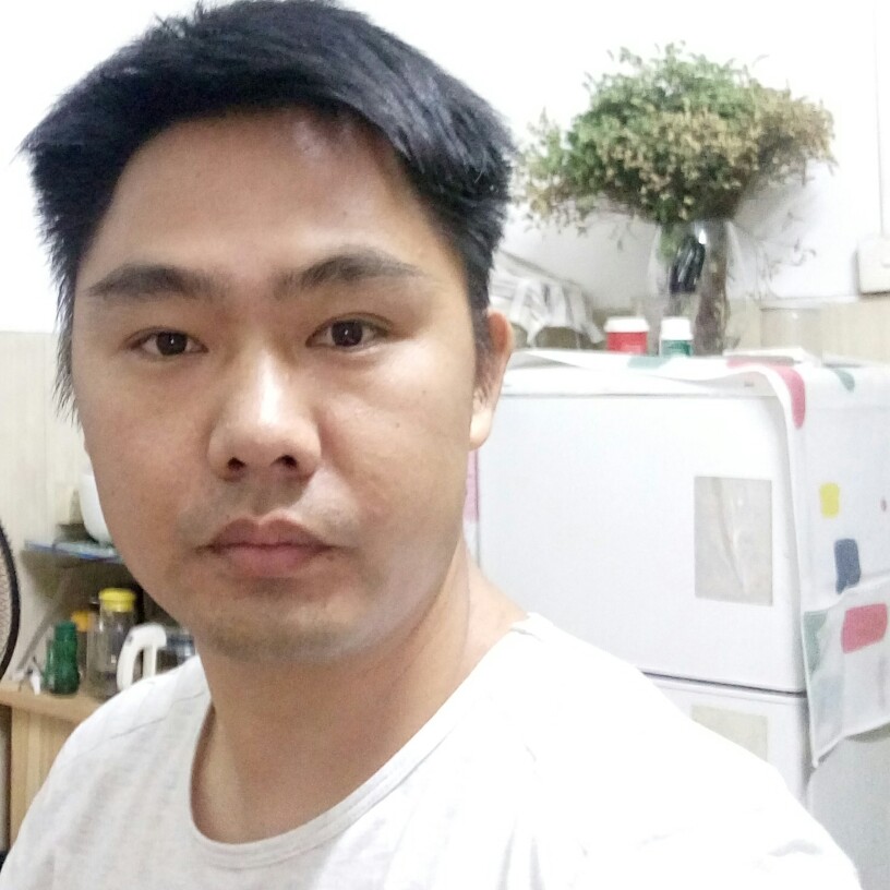 小蘑菇相许透彻的照片