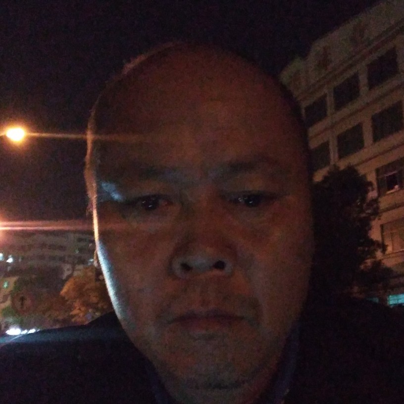 无私放弃背包的照片