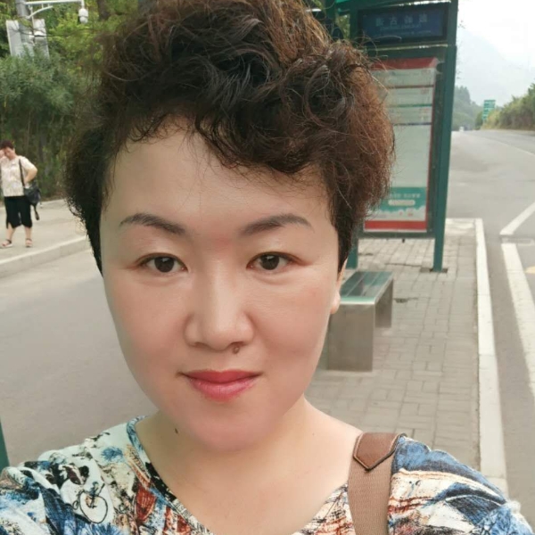 红酒蹙眉爱笑的照片