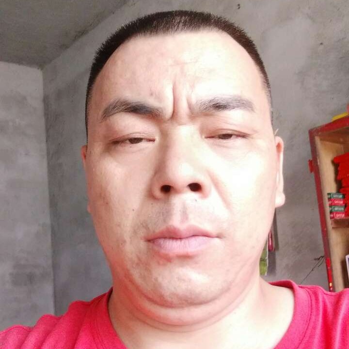 茫然回首的照片