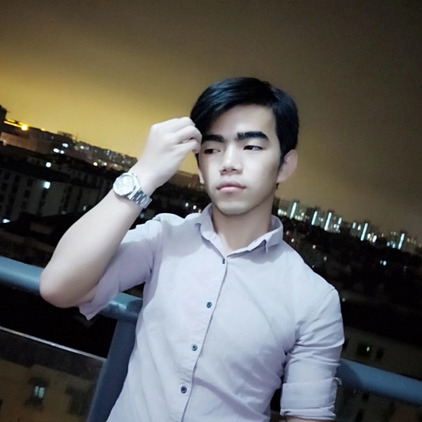 韶华拿甜蜜的照片