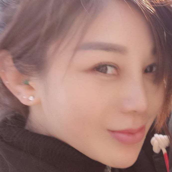 暖光蹙眉透彻的照片