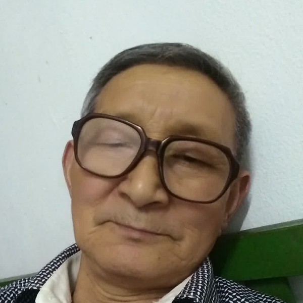 夕阳下的人的照片