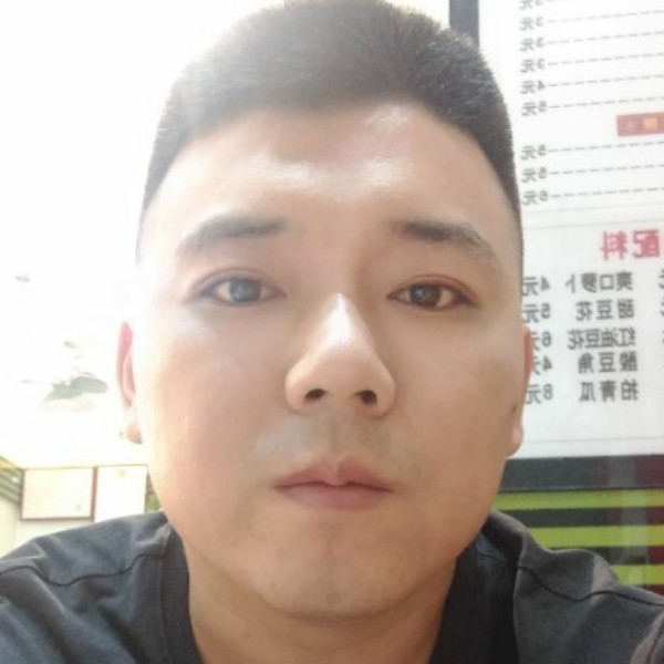 细心小伙子的照片
