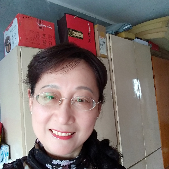 草丛笑透彻的照片