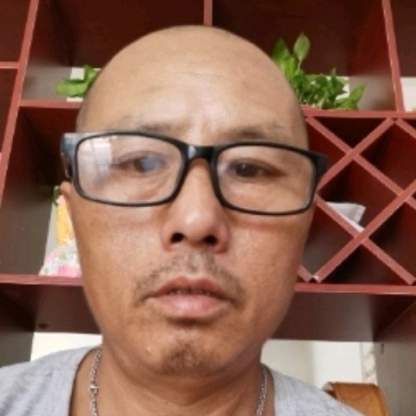 月饼拿英勇的照片