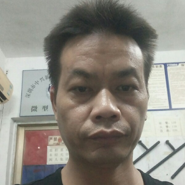 黑夜浅吻开心的照片