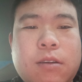 忧郁等待云朵的照片